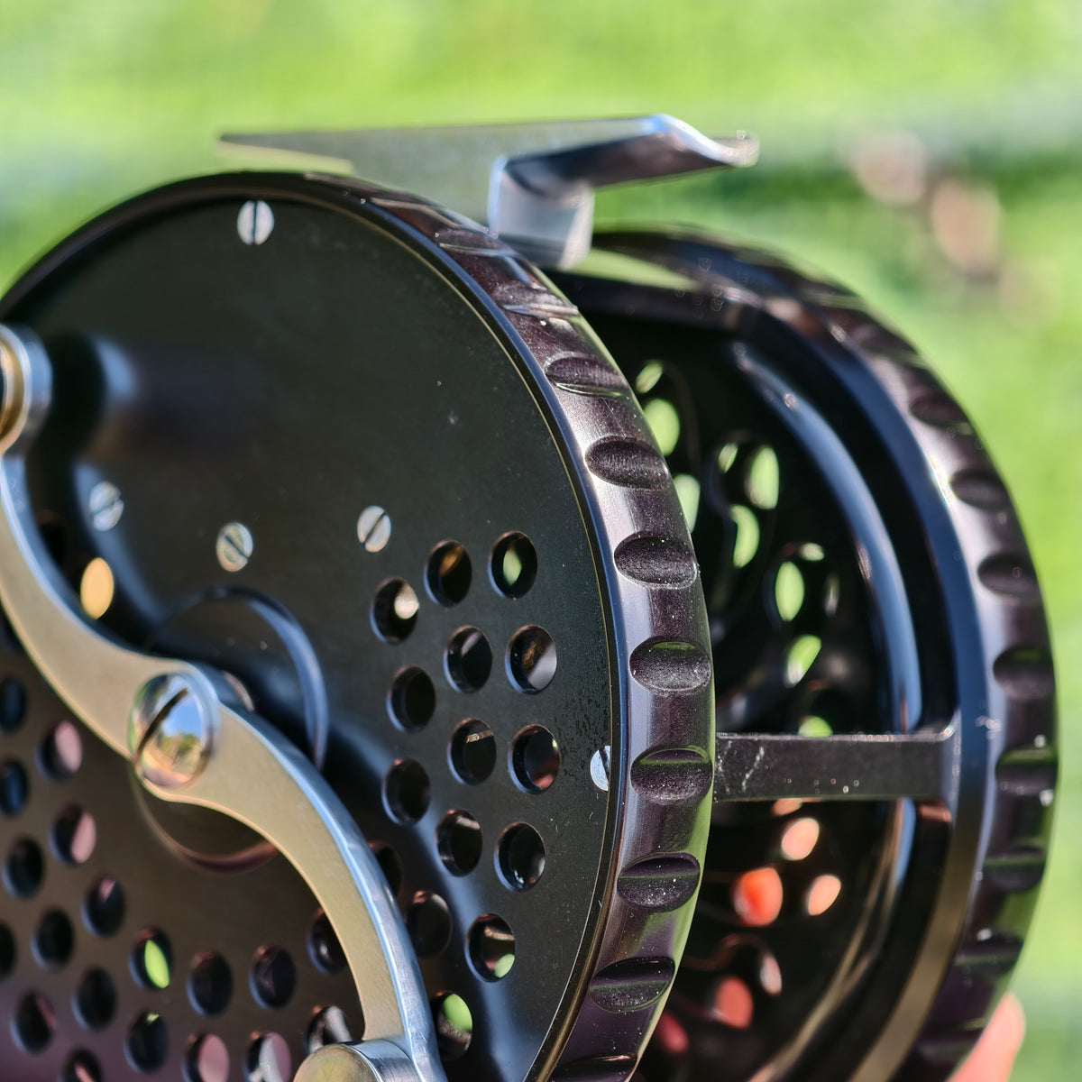ZHUSROD Classic Fly Reel 4" fod 10/13wt 370g - Carbon Drag Aluminum Spey & Salmon Reel - Lifestyle View | ZHUSROD