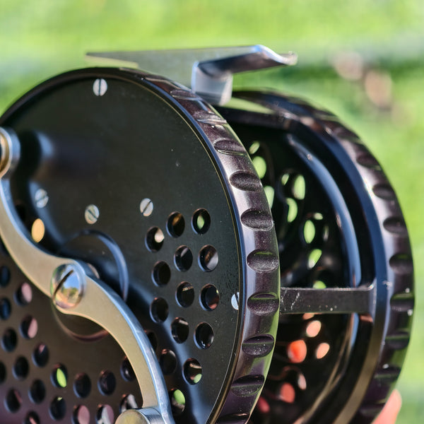 ZHUSROD Classic Fly Reel 4" fod 10/13wt 370g - Carbon Drag Aluminum Spey & Salmon Reel - Lifestyle View | ZHUSROD