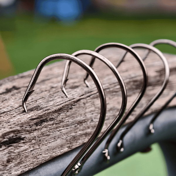 ZHUSROD 160pcs Circle Hooks Assortment Kit, High Carbon Steel Fishing Hooks 2X Strong Offset Octopus Hooks for Saltwater Freshwater, Sizes 5/0 6/0 7/0 8/0 9/0 with Tackle Box